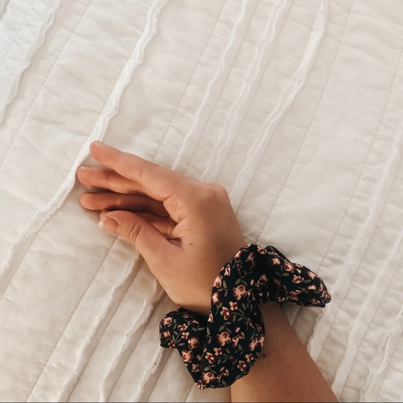 Vintage Floral Scrunchie - Picture 2 of 2